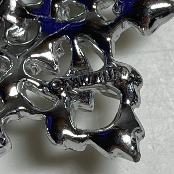 Sarah Coventry Snowflake Rhinestone Pin - Picture 2 of 6